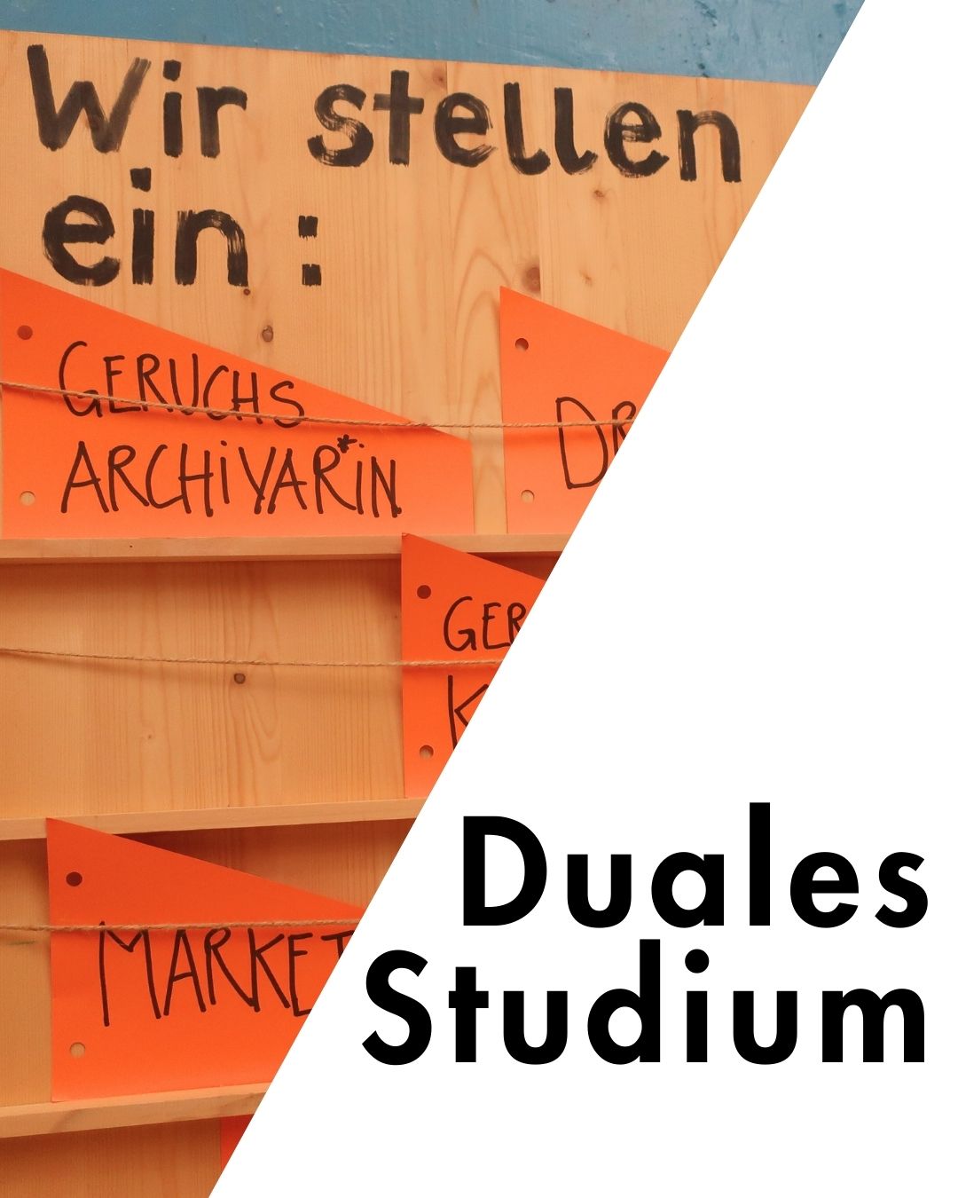 Ein zweigeteiltes Bild. Links oben steht auf einem Holzbrett mit schwarzer Schrift: „Wir stellen ein:“. Darunter hängen orangefarbene Papierzettel mit handgeschriebenen ausgedachten Berufsbezeichnungen. Rechts unten im Bild steht in großer schwarzer Schrift auf weißem Hintergrund: „Duales Studium“.