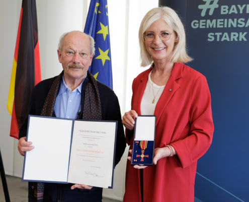 Das Foto zeigt Gerd Grüneisl beim Festakt mit Staatsministerin Ulrike Scharf.