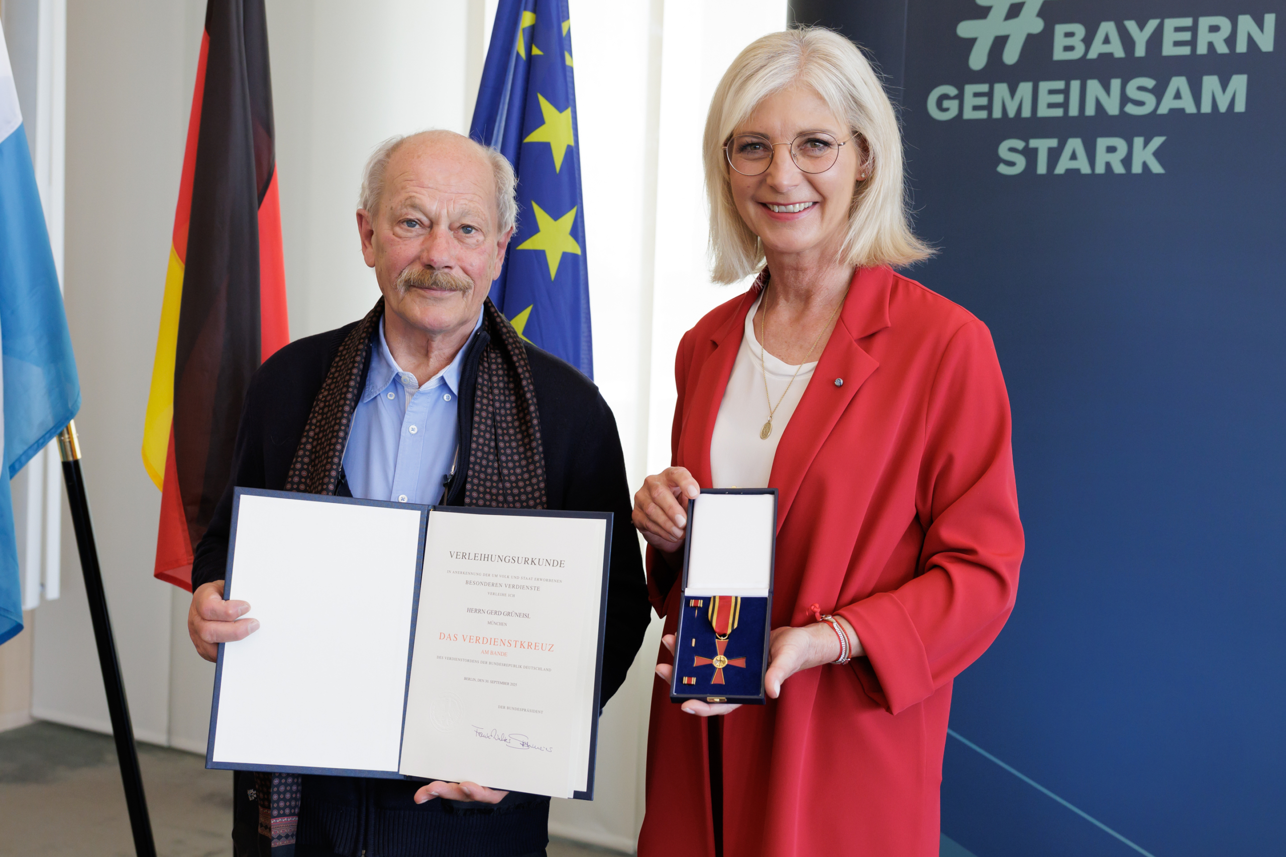 Das Foto zeigt Gerd Grüneisl beim Festakt mit Staatsministerin Ulrike Scharf.