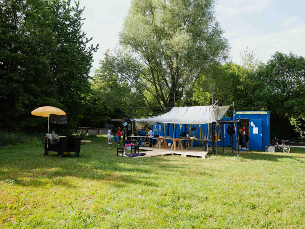 In einem Park steht der mobile Pavillon des Fahrenden Raums