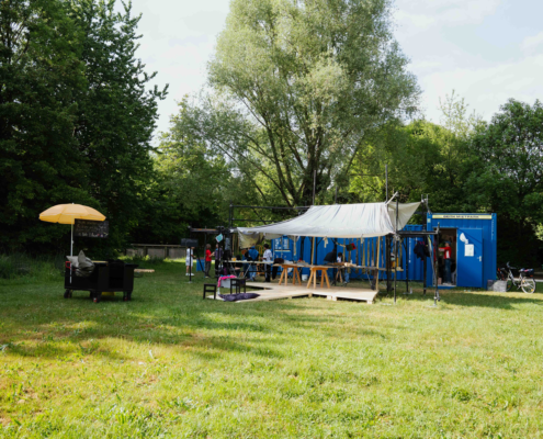 In einem Park steht der mobile Pavillon des Fahrenden Raums