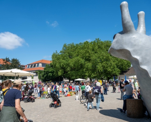 Kinder tummeln sich bei KiKS auf dem Schneckenplatz vor der Alten Kongresshalle.