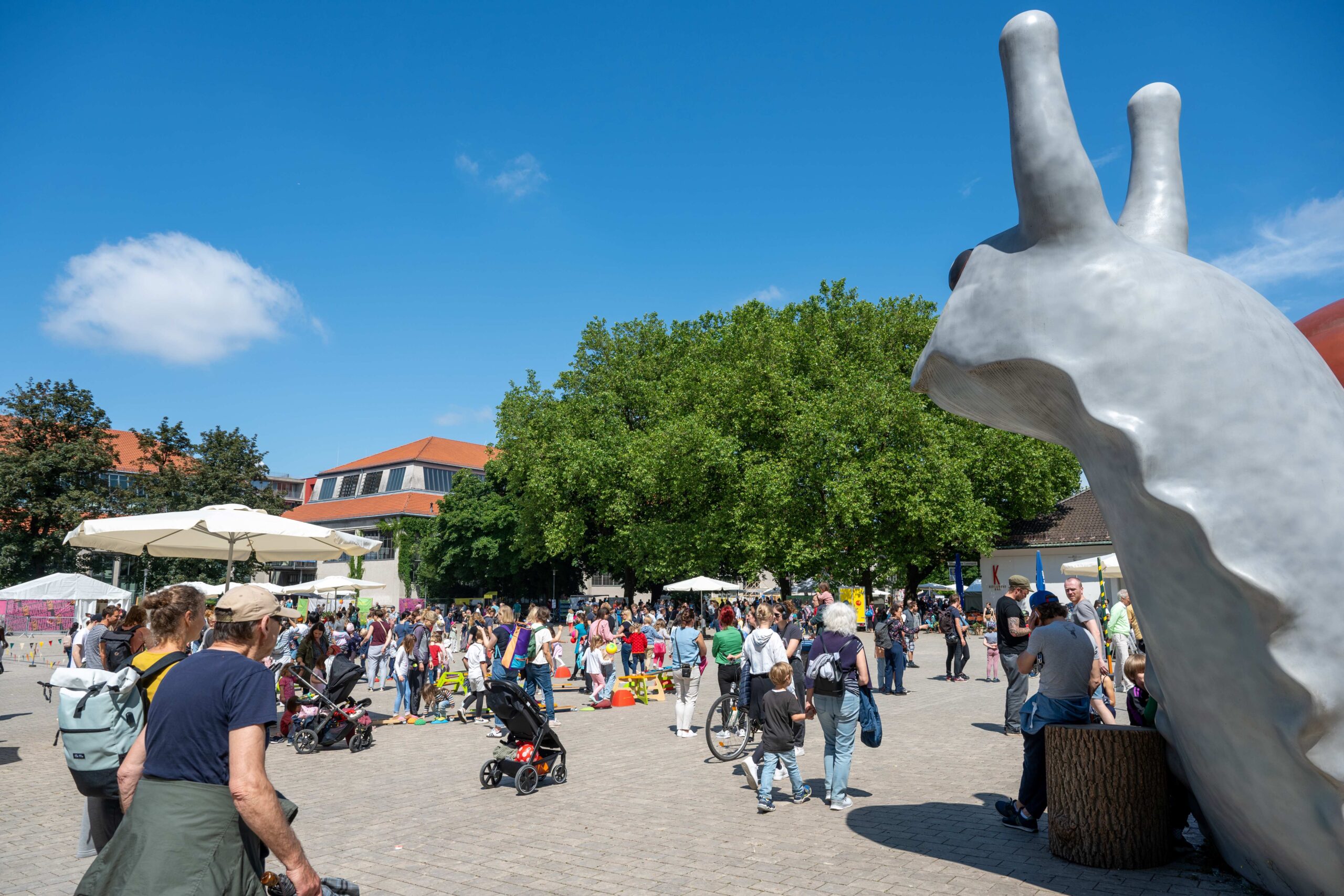 Adrian-Vallejos_KIKSFESTIVAL2024_Schnecke_klein-scaled Kinder tummeln sich bei KiKS auf dem Schneckenplatz vor der Alten Kongresshalle.