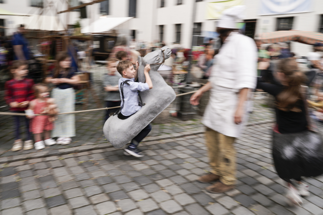Kinder spielen im Alten Hof beim Stadtgründungsfest.