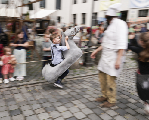 Kinder spielen im Alten Hof beim Stadtgründungsfest.