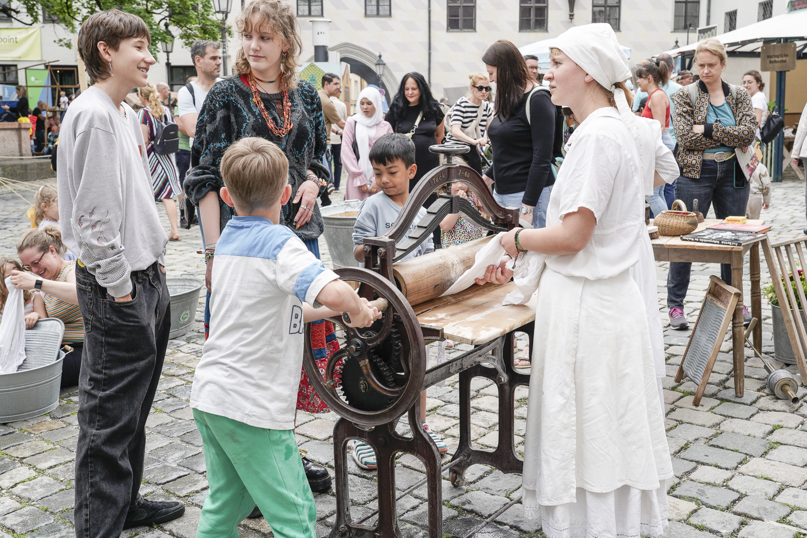 Kinder arbeiten im offenen Waschhaus im Alten Hof mit.